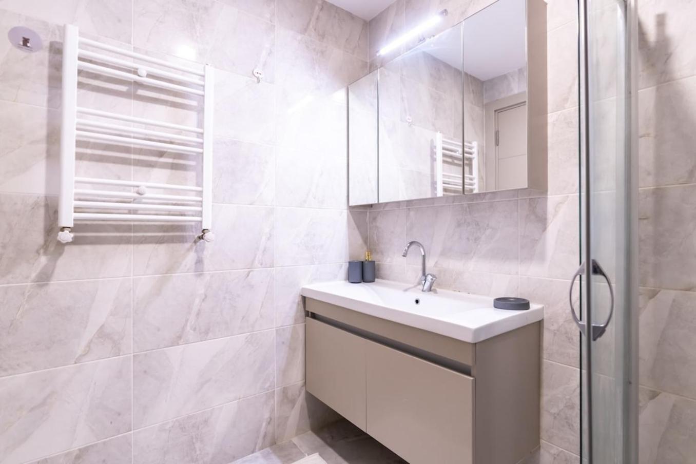 Daire Modern Stylish 2br Apt, Near Eyp Sultan Mosque